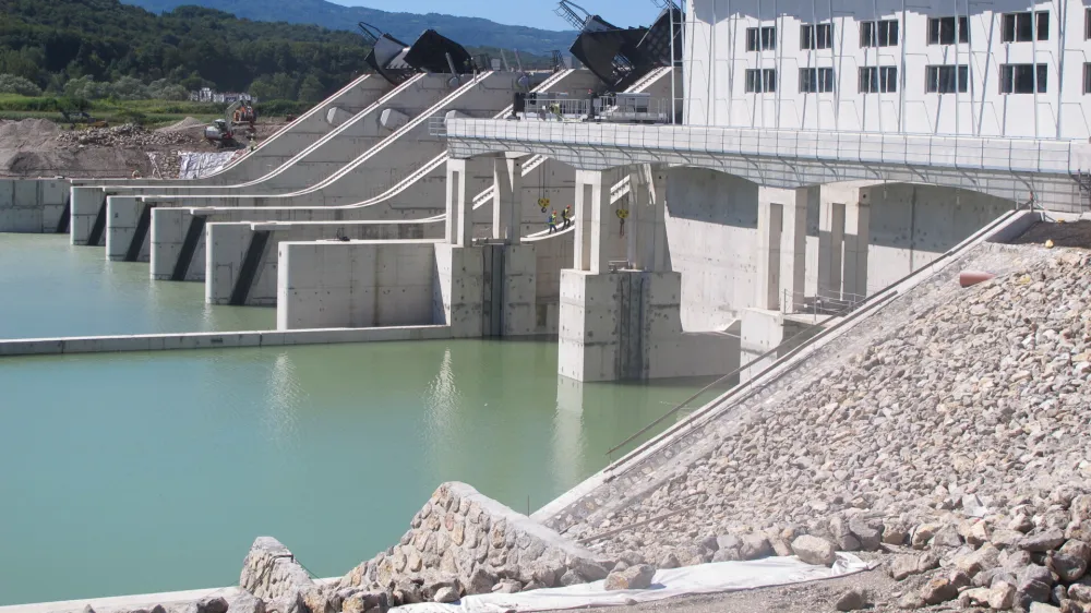 Hidroelektrarna Mokrice je predvidena kot zadnja v verigi petih spodnjesavskih hidroelektrarn - poleg hidroelektrarn Boštanj, Blanca, Krško in - zadnja zgrajena - Brežice (na fotografiji). Gradnja pete hidroelektrarne bi se morala po prvotnih načrtih končati že leta 2018, a se je dokončanje projekta zamaknilo zaradi zapletov pri umeščanju v prostor in upravnih sporov naravovarstvenikov..