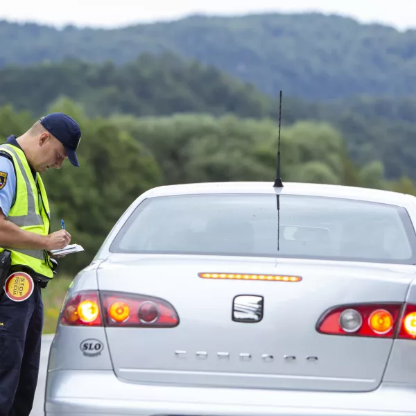 ﻿- radar - meritev hitrosti, - 13.08.2019 – Spodnji Log - Vseevropska akcija Hitrost v kateri so sodelovali tudi slovenski policisti - glavni cilj akcije zmanjšanje števila prometnih nesreč zaradi hitrosti - policijska kontrola – policijski nadzor hitrosti na cestah - Policija //FOTO: Matjaž Rušt