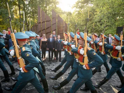 ﻿Rusija, Moskva.Obisk predsednika vlade Marjana Sarca v Rusiji.Predsednik vlade Marjan Sarec in ruski kolega Dimitrij Medvedjev sta odkrila spomenik padlim slovenskim vojakom v obeh svetovnih vojnah na obmocju danasnje Rusije.