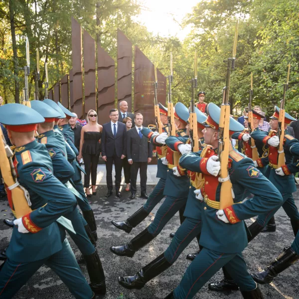 ﻿Rusija, Moskva.Obisk predsednika vlade Marjana Sarca v Rusiji.Predsednik vlade Marjan Sarec in ruski kolega Dimitrij Medvedjev sta odkrila spomenik padlim slovenskim vojakom v obeh svetovnih vojnah na obmocju danasnje Rusije.