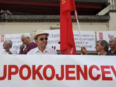 - protest upokojenci - člani Sindikata upokojencev Slovenije izrazili nasprotovanje ukrepom, ki jih je za upokojence prinesel zakon o uravnoteenju javnih financ, nije pokojnine /FOTO: Luka Cjuha 