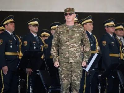 Ljubljana, vojasnica Edvarda Peperka.<br>Osrednja prireditev ob dnevu Slovenske vojske s postrojem pripadnic in pripadnikov SV.<br>Slavnostni govornik je bil predsednik republike Borut Pahor, ki je ob tej priloznosti slovesno povisal namestnika nacelnika Generalstaba Slovenske vojske brigadirja Romana Urbanca v cin generalmajorja Slovenske vojske.