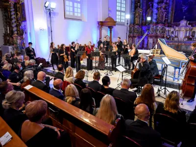 Festivalski baročni orkester, ki bo v petek, 5. avgusta, ob 20. uri v radovljiški cerkvi odprl letošnji jubilejni 40. Festival Radovljica, sestavljajo mladi slovenski glasbeniki, ki jih zanimajo stare historične izvajalske prakse. Igrali bodo uverture, simfonijo in koncerte iz Londona 18. stoletja.