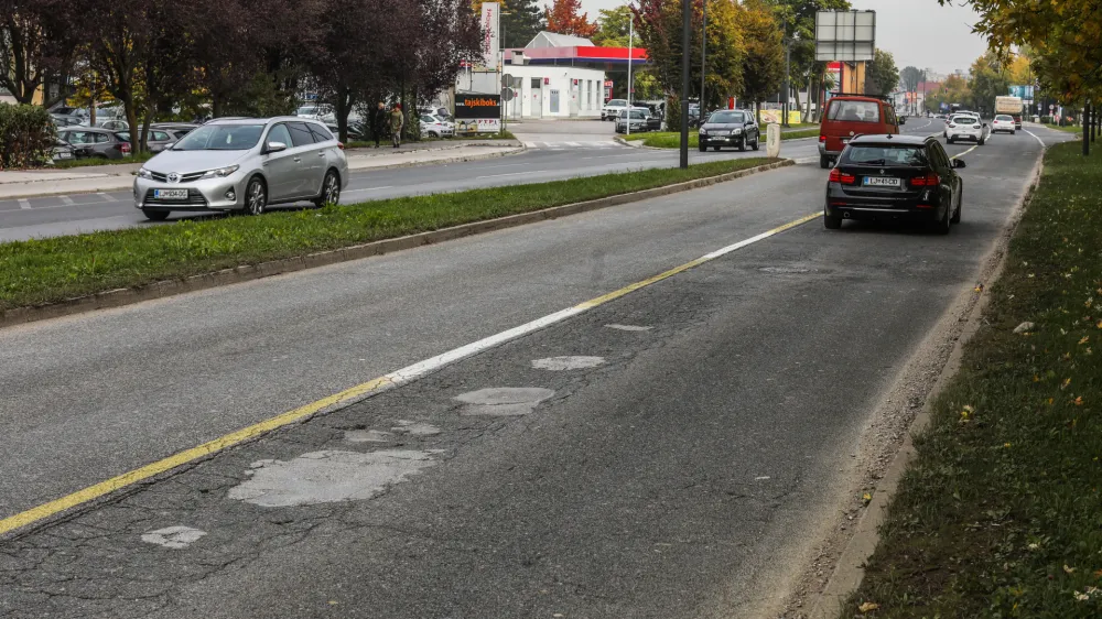 Del Tržaške ceste, ki je poln kolesnic in bolj ali manj kakovostno zakrpanih lukenj, bodo s skupinim vložkom prenovili Dars, direkcija za infrastrukturo in ljubljanska občina.