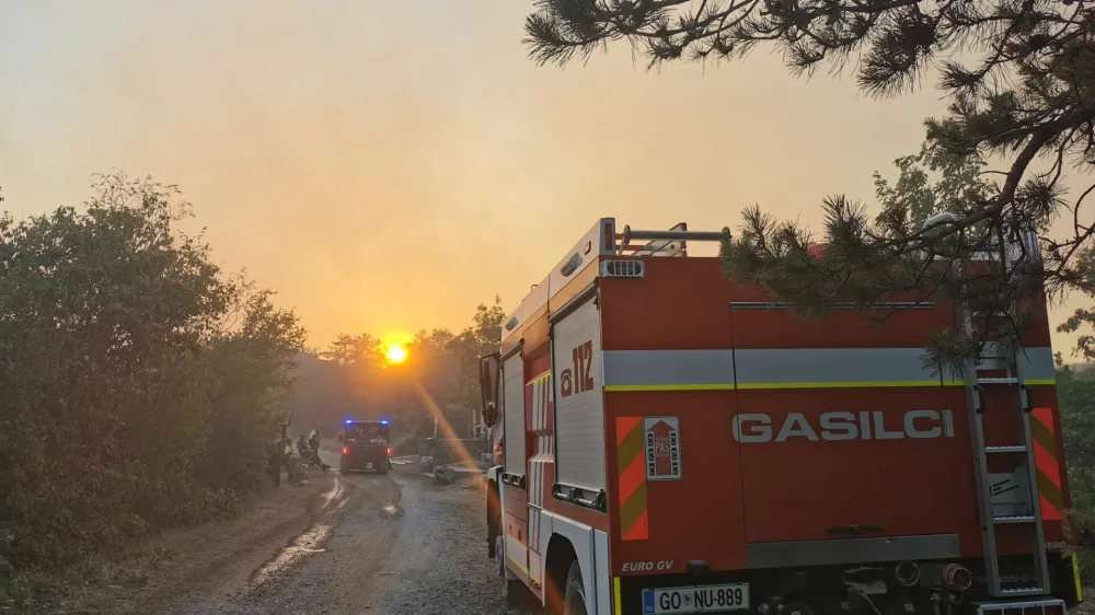 Po pojasnilih predsednika Gasilske zveze Slovenije Janka Cerkvenika je bilo v času žleda leta 2014 gasilskim organizacijam doniranih okoli 350.000 evrov, od tega je država iz naslova nakupa opreme prejela približno 80.000 DDV. Fotografija je simbolična.