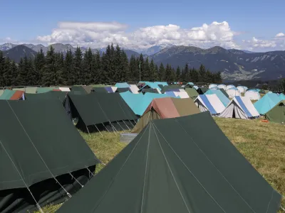 Za postavitev in organizacijo zletnega prostora je skoraj tisoč tabornikov potrebovalo nekaj manj kot štiri ure.