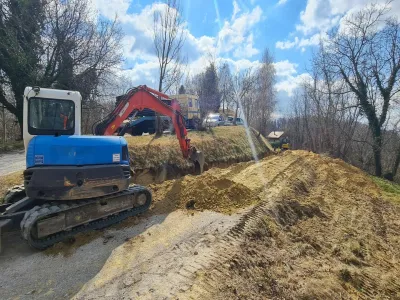 V občini Brežice so v teh dneh začeli gradnjo vodovodnega omrežja med Veselim Vrhom in Pišecami.&nbsp;