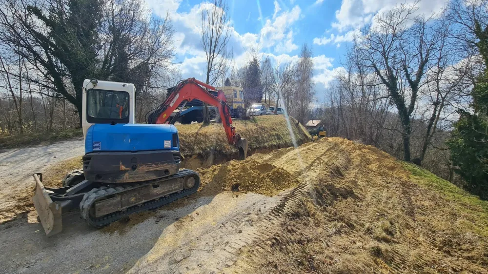 V občini Brežice so v teh dneh začeli gradnjo vodovodnega omrežja med Veselim Vrhom in Pišecami.&nbsp;