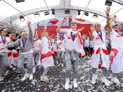 01 August 2022, United Kingdom, London: England's players sing Sweet Caroline on stage during a fan celebration to commemorate England's UEFA Women's EURO 2022 victory in Trafalgar Square. Photo: James Manning/PA Wire/dpa