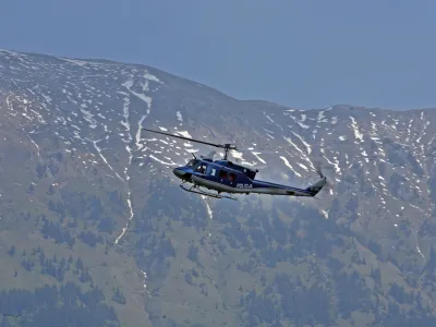 policijski helikopter - Grad Kamen v Dragi (Begunje na Gorenjskem) - Prikazna vaja reevanja pokodovanih plezalcev - vajo pripravili pripadniki Posebna policijska enota  Gorska enota s posadko - Letalska policijska enota.POLICIJA //FOTO: Luka Cjuha