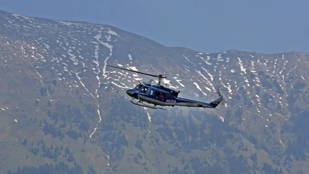 policijski helikopter - Grad Kamen v Dragi (Begunje na Gorenjskem) - Prikazna vaja reevanja pokodovanih plezalcev - vajo pripravili pripadniki Posebna policijska enota  Gorska enota s posadko - Letalska policijska enota.POLICIJA //FOTO: Luka Cjuha