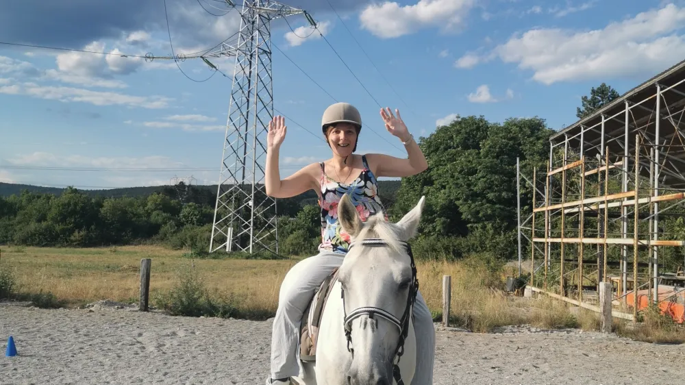 V Divači so izvedli tudi terapijo s pomočjo konja, ki natančneje pomeni delo z njim, na in ob njem ter delo z njegovo pomočjo. &nbsp;Dom&nbsp;na Krasu