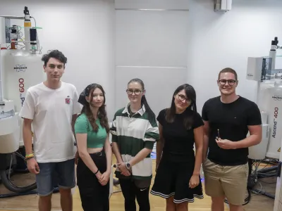 Peter Pirnat, Kim Dominko Slak, Zala Cikajlo, Monika Škrjanc (mentorica) in Nejc Žiberna med poletjem na Kemijskem inštitutu. Foto: Jaka Gasar