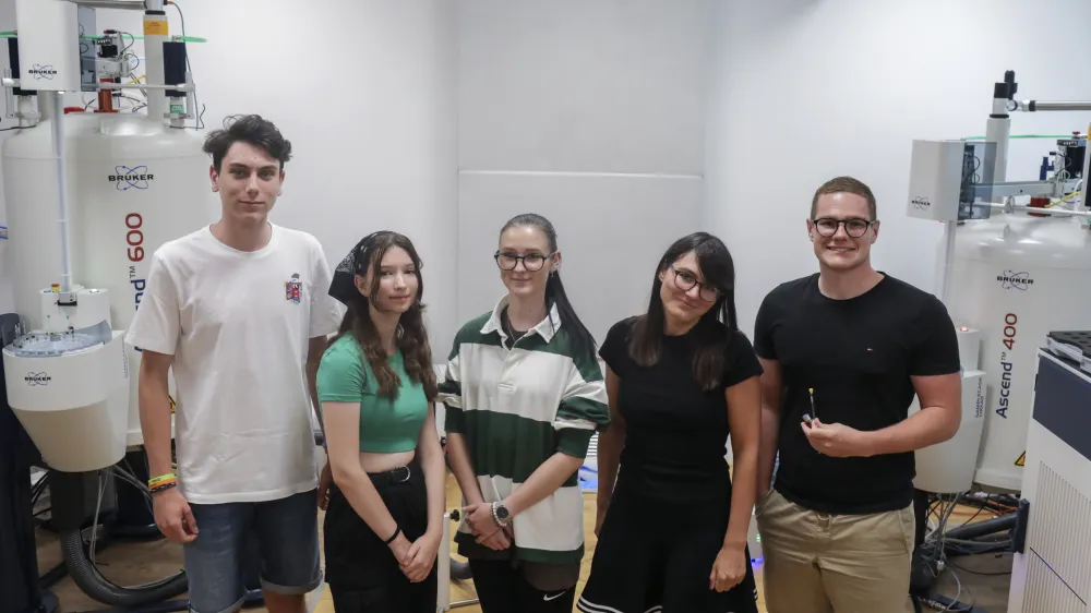 Peter Pirnat, Kim Dominko Slak, Zala Cikajlo, Monika Škrjanc (mentorica) in Nejc Žiberna med poletjem na Kemijskem inštitutu. Foto: Jaka Gasar