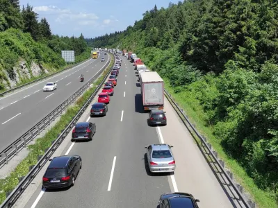 Primer pravilne razvsrtitve vozil ob zastoju na avtocesti. Foto: Zavod Reševalni pas