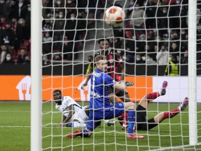 Atalanta's Jeremie Boga scores against Leverkusen's goalkeeper Lukas Hradecky the first goal during the Europa League Round of 16, second leg, soccer match between Bayer Leverkusen and Atalanta Bergamo at the BayArena in Leverkusen, Germany, Thursday, March 17, 2022. (AP Photo/Martin Meissner)