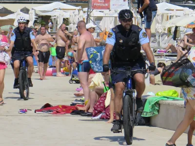 Na osrednji portoroški plaži sta policista te dni kopalce opozarjala na samozaščitno ravnanje pred nepridipravi.