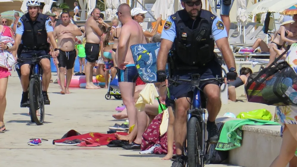 Na osrednji portoroški plaži sta policista te dni kopalce opozarjala na samozaščitno ravnanje pred nepridipravi.