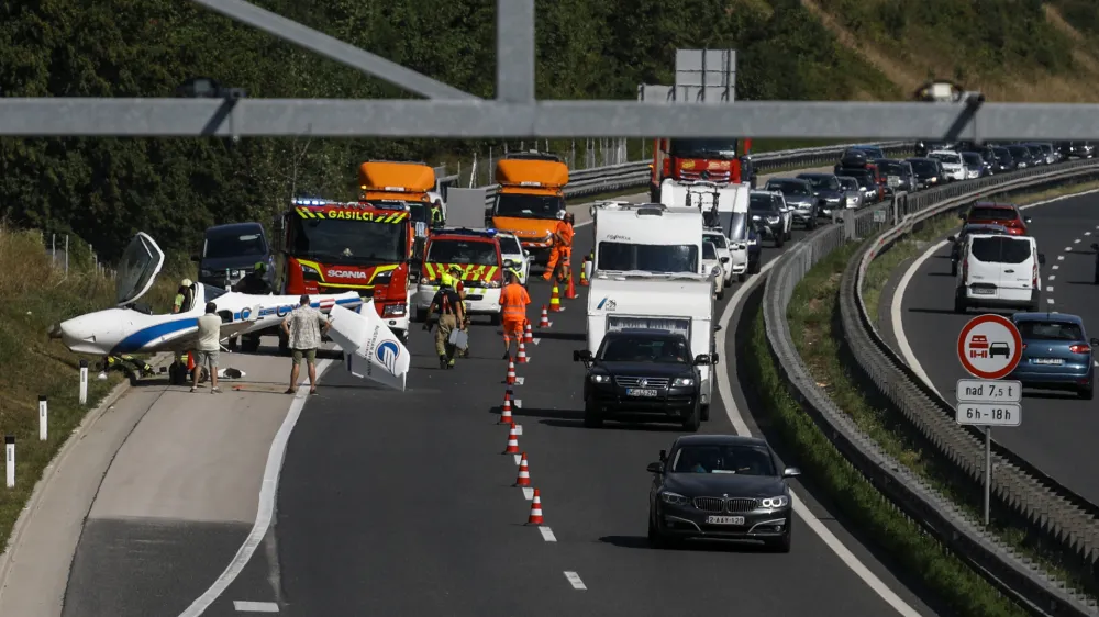 Pilot je opravil izjemno delo. Pristal je v gostem prometu, in to tik pred portalom nad avtocesto. Foto: Luka Cjuha&nbsp;