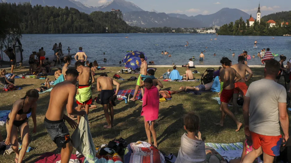 - 21.7.2022 - Bled - Blejski otok, kopalci, turisti, vročina, hlajenje, jezero, vodne aktivnosti //FOTO: Jaka Gasar