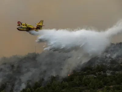 - 20.7.2022 - Brestovica pri Komnu - Požar, gašenje, evakuacija, gasilci, policija, ogenj, voda, dim, helikopter, avion //FOTO: Jaka Gasar