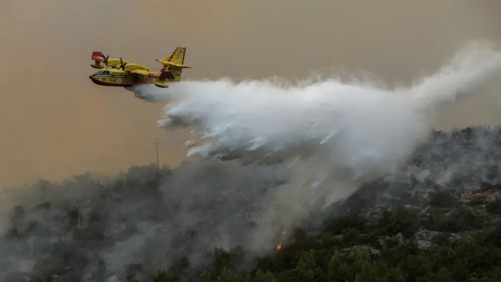 - 20.7.2022 - Brestovica pri Komnu - Požar, gašenje, evakuacija, gasilci, policija, ogenj, voda, dim, helikopter, avion //FOTO: Jaka Gasar