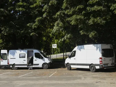 Za prenočevanje v bivalnih vozilih je med poletno turistično sezono precej priljubljeno tudi parkirišče v Tivoliju, kar pa je prekršek.