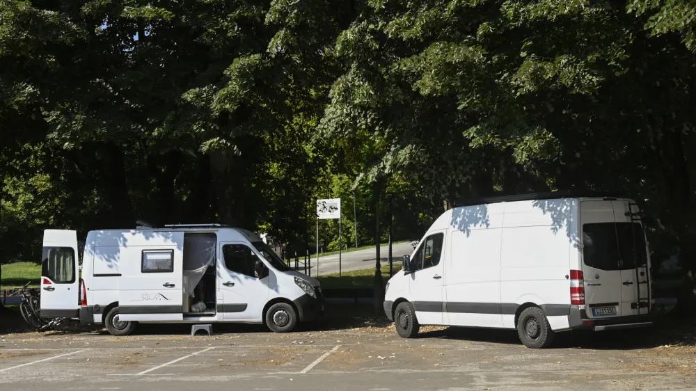 Za prenočevanje v bivalnih vozilih je med poletno turistično sezono precej priljubljeno tudi parkirišče v Tivoliju, kar pa je prekršek.