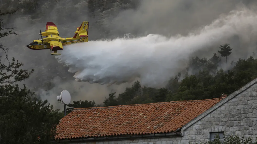 - 20.7.2022 - Brestovica pri Komnu - Požar, gašenje, evakuacija, gasilci, policija, ogenj, voda, dim, helikopter, avion //FOTO: Jaka Gasar