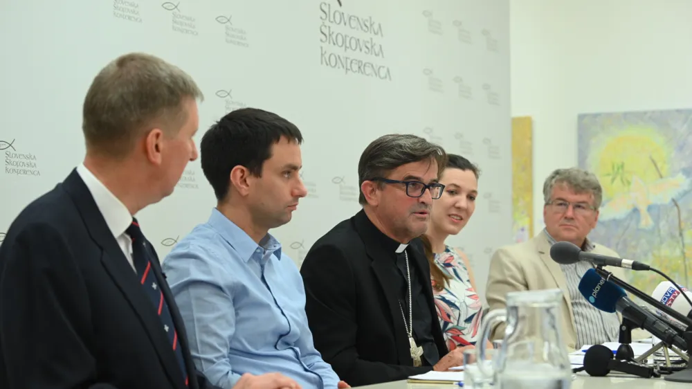 Ljubljana, Galerija Druzina.<br>Novinarska konferenca Slovenske skofovske konference (SSK), na kateri so predstavili nacionalni sinodalni sklepni dokument.<br>Tiskovni predstavnik SSK Tadej Jakopic, clan tajnistva za sinodo pri SSK Janko Pirc, celjski skof in odgovorni skof za sinodo pri SSK Maksimilijan Matjaz, clanica studijske skupine za sinodo pri SSK in sodelavka v skofijski fazi sinode Ana Ramovs ter clan studijske skupine za sinodo pri SSK Igor Bahovec.