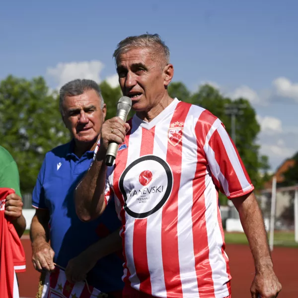 Tudi legendarna brata Boško in Milko Đurovski sta se udeležila nogometne tekme kot del slovesnosti ob odkritju spominske plošče Marka Elsnerja.