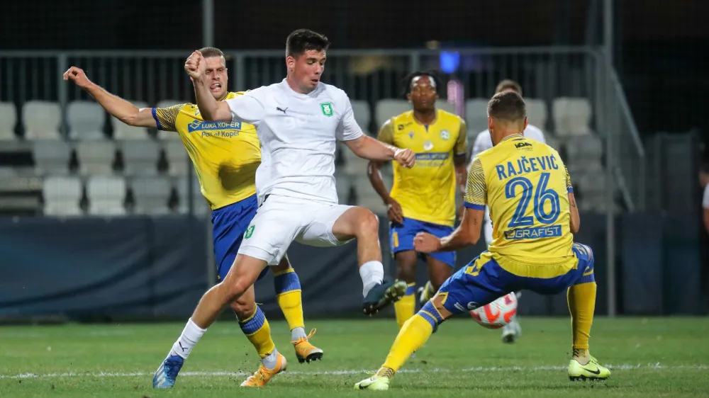 Svit Sešlar (beli dres) Koper, 20.08.2022<br>Stadion Bonifika, Nogomet, Prva liga,<br>FC Koper - Olimpija Ljubljana