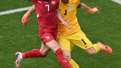 Eden od dvobojev na napeti tekmi med Slovenijo in Srbijo.