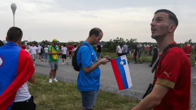 Navijači Metro. -20.06.2024. Euro 2024. tekma Slovenija - Srbija. Foto: Bojan Velikonja