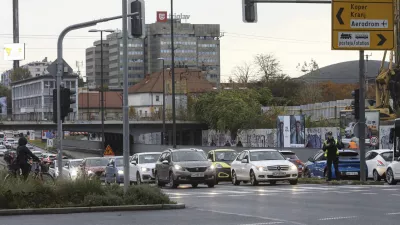 - 10.11.2023 - križišče Bavarski dvor - Tivolska cesta - policija - promet //FOTO: Luka Cjuha