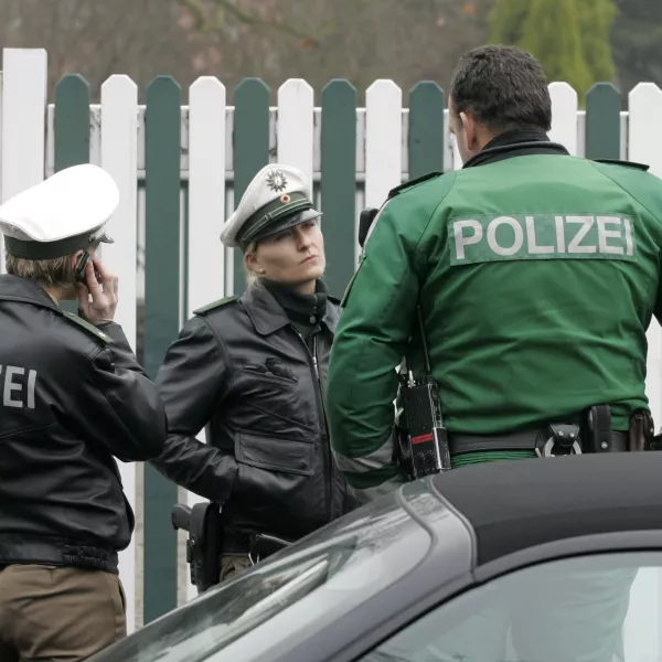 Polizei sperrt am Donnerstag, 14. Februar 2008, das Wohnhaus des Postchefs Klaus Zumwinkel in Koelnab. Gegen Zumwinkel laeuft nachPresseberichten eine Razzia wegen des Verdachts der Steuerhinterziehung. ZDF und 'Spiegel online' berichteten am Donnerstag, Staatsanwaelte und Steuerfahnder hetten am Morgen die Villa und das Buero des Managers durchsucht. (AP Photo/Roberto Pfeil) --- Police blocks the home of Post CEO Klaus Zumwinkel in Cologne, western Germany, Thursday, Feb. 14, 2008. German authorities searched Deutsche Post Chief Executive Klaus Zumwinkel's home and offices Thursday morning in a tax evasion investigation, media reported. Both ZDF television and Spiegel magazine's online edition reported the raids targeted both Zumwinkel's villa in Cologne and office in Bonn. (AP Photo/Roberto Pfeil)