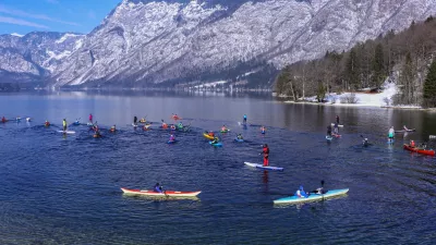 ﻿21.02.2016. Bohinj, Bohinjsko jezero. Ribčev laz. Protest proti uvedbi plačljive uporabe vodnih površin za veslaške športe, kot so kajak, kanu in sup.foto: Bojan Velikonja