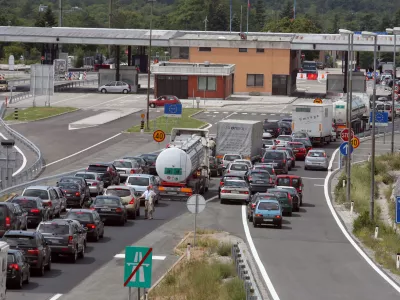 -Zastoji na mejnem prehodu Fernetiči-Italijanske sile javnega reda začasno ponovno nadzorujejo meje s sosednjimi državami zaradi bližnjega vrha državnih in vladnih poglavarjev skupine G8.//FOTO: Luka CjuhaOPOMBA: ZA OBJAVO V ČASOPISU DNEVNIK