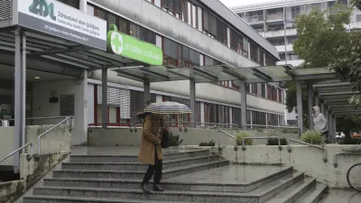 Zdravstveni dom Ljubljana od Javnega stanovanjskega sklada trenutno najema štirinajst stanovanj, ki jih je po neprofitni najemnini oddal na novo zaposlenim zdravnikom.