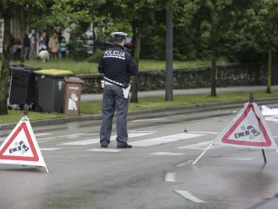 ﻿- 12.05.2016 - prometna nesreča - Vilharjeva cesta - ogled kraja prometne nesreče - policija - varnost v prometu   ///FOTO: Luka Cjuha.