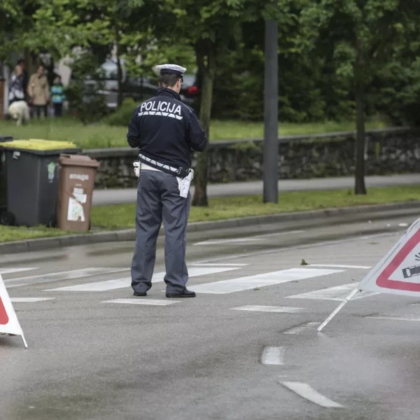 ﻿- 12.05.2016 - prometna nesreča - Vilharjeva cesta - ogled kraja prometne nesreče - policija - varnost v prometu   ///FOTO: Luka Cjuha.