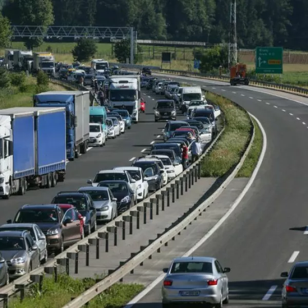 - prometni zastoj - zaprta avtocesta med Brnikom in martnim - kolona - 09.06.2017 - Gorenjska avtocesta - prometna nesreča pri počivaliču Povodje proti Ljubljani v kateri sta bila udeleena osebno vozilo in motorist, ki je na kraju nesreče umrl..   //FOTO: Luka Cjuha