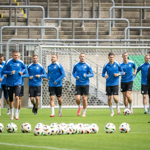 Slovenska reprezentanca brusi zadnje podrobnosti pred tekmo z Anglijo, za katero bodo nared tudi Šeško, Gnezda Čerin, Elšnik in Oblak, ki so imeli v minulih dneh nekaj težav. F STA