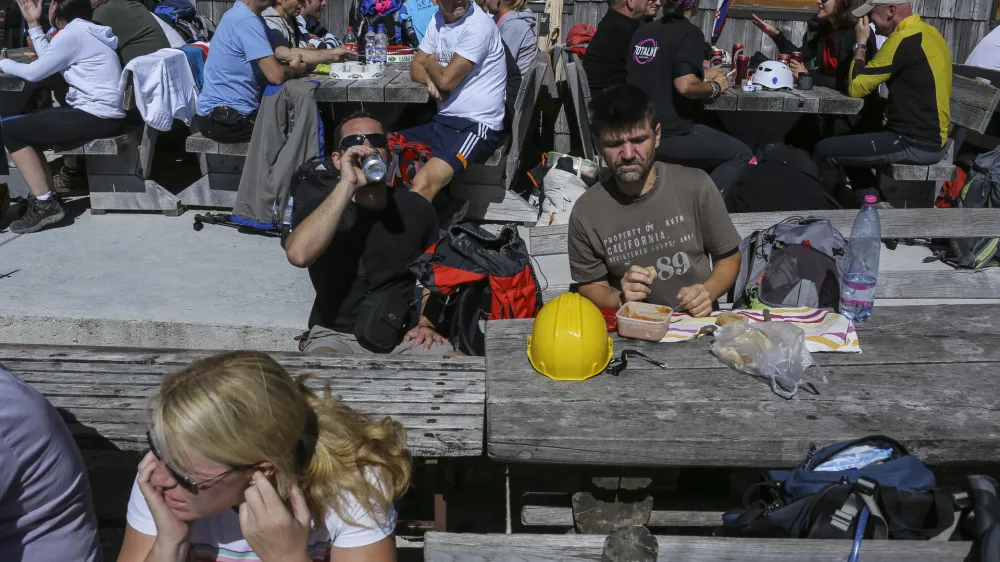 - 29.08.2015 - simbolična fotografija - Julijske Alpe, planinci, Kredarica     ///FOTO: Jaka Gasar