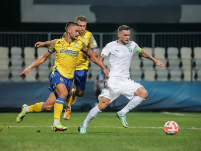 Dario Kolobarič (levo) Timi Max Elšnik (beli dres) Koper, 20.08.2022<br>Stadion Bonifika, Nogomet, Prva liga,<br>FC Koper - Olimpija Ljubljana