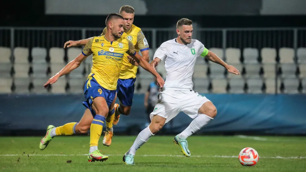 Dario Kolobarič (levo) Timi Max Elšnik (beli dres) Koper, 20.08.2022<br>Stadion Bonifika, Nogomet, Prva liga,<br>FC Koper - Olimpija Ljubljana