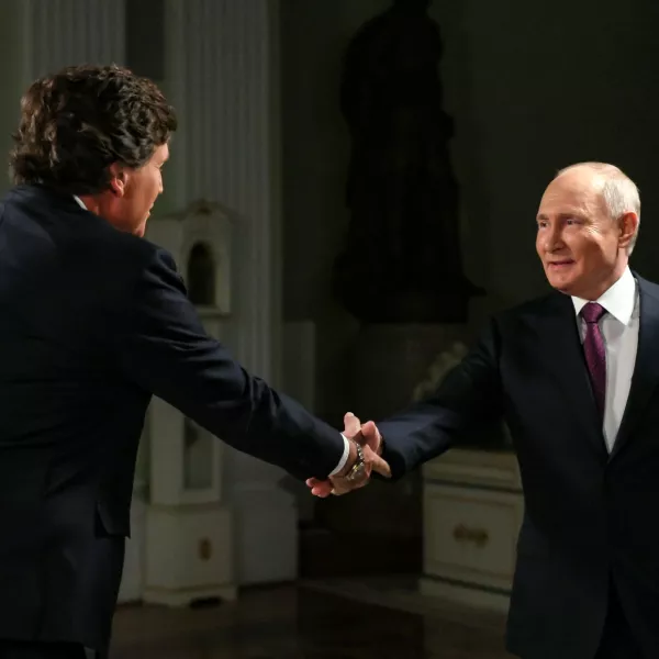 09 February 2024, Russia, Moscow: Russian President Vladimir Putin shakes hands with US journalist Tucker Carlson during an interview. Photo: -/Kremilin Pool/dpa