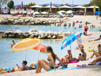 21.06.2022., Split - Unatoc rastucim temperaturama na splitskim je plazama jos uvijek tek manji broj kupaca. Photo: Milan Sabic/PIXSELL