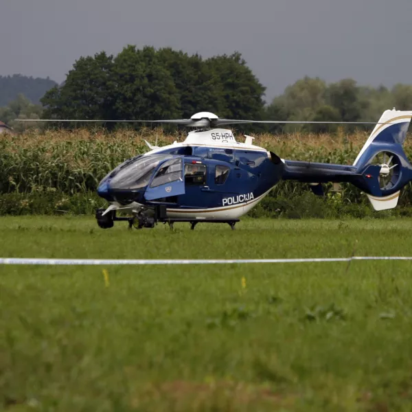 - prizorišče balonarske nesreče ob Ižanski cesti - policijski helikopter - balonarska nesreča pri naselju Matena v Občini Ig - zaradi nevihte strmoglavil balon v katerem je bilo 32 potnikov - pri padcu iz gorečega balona umrle štiri osebe - poškodovanih naj bi bilo najmanj 21 ljudi od tega jih je bilo šest huje opečenih - //FOTO: Bojan Velikonja