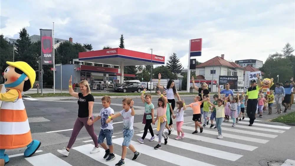 V Celju so policisti skupaj z AMZS najmlajšim pokazali, kako naj varno prečkajo cesto in na kaj morajo biti pozorni.